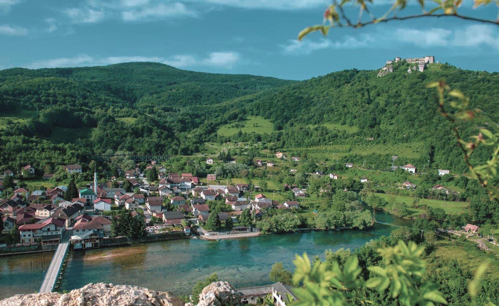 Pogled iz zraka na Kulen Vakuf, srednjovjekovne tvrđave i smaragdne tokove Une