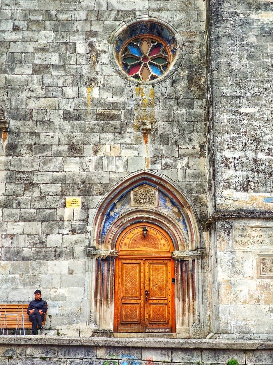 Džamija Fethija u Bihaću sa minaretom od bihacita